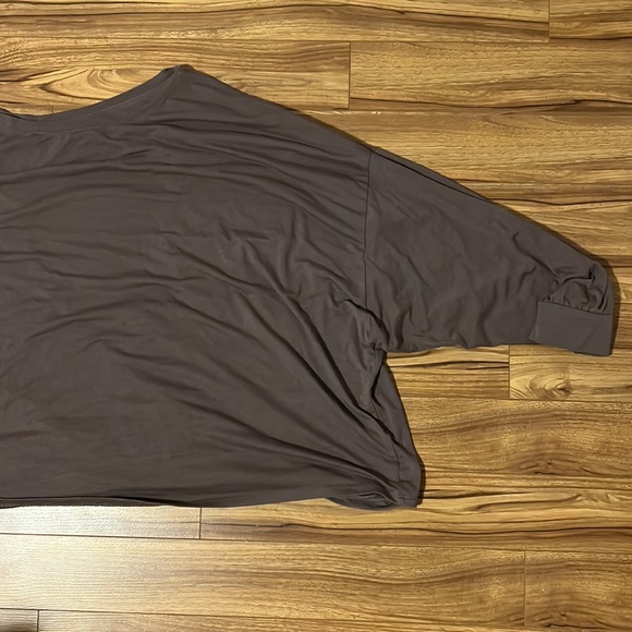 Light weight quarter sleeve cotton tshirt with open back design - Picture 2 of 4